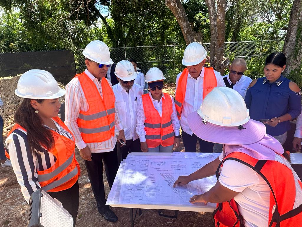 El ministro del MESCYT visita la obra en construcción de la Universidad de La Romana 