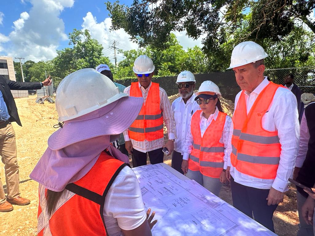 El ministro del MESCYT visita la obra en construcción de la Universidad de La Romana 