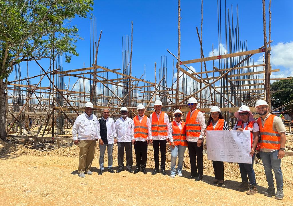 El ministro del MESCYT visita la obra en construcción de la Universidad de La Romana 
