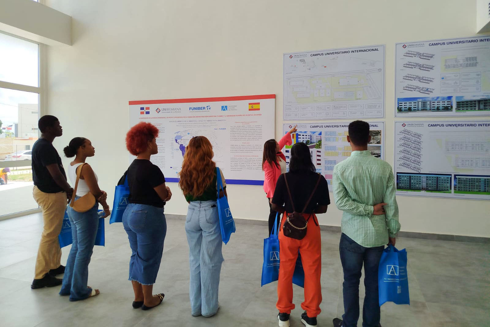 Entrega del premio al equipo ganador de la liga de debates en RD. 