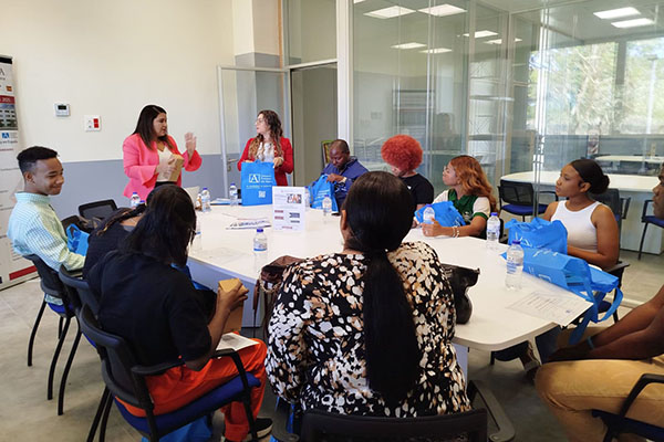 Entrega del premio al equipo ganador de la liga de debates en RD. 