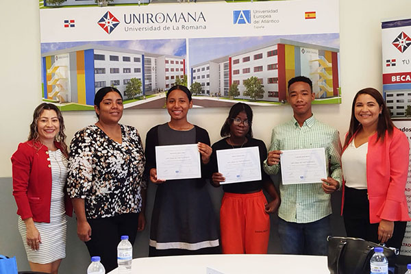 Entrega del premio al equipo ganador de la liga de debates en RD. 