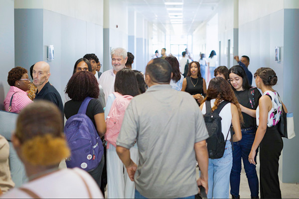 Estudiantes de la primera promoción en UNIROMANA
