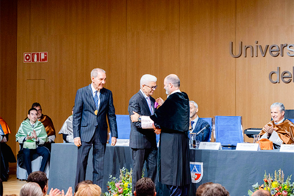 Entrega de la medalla de honor al viceministro, José Antonio Cancel en UNEATLANTICO. 