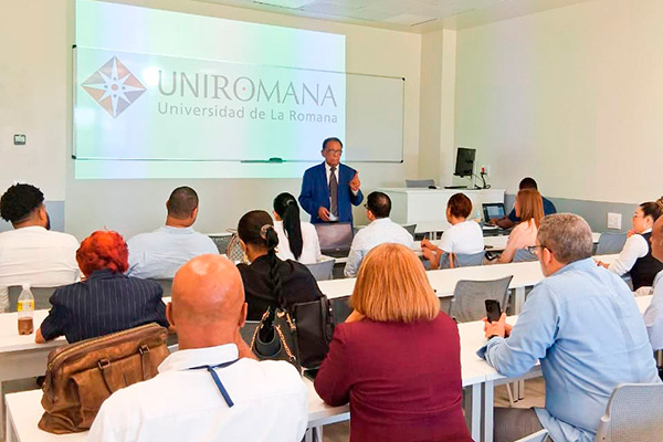 Impartición del Taller de Procesos de Documentación en UNIROMANA
