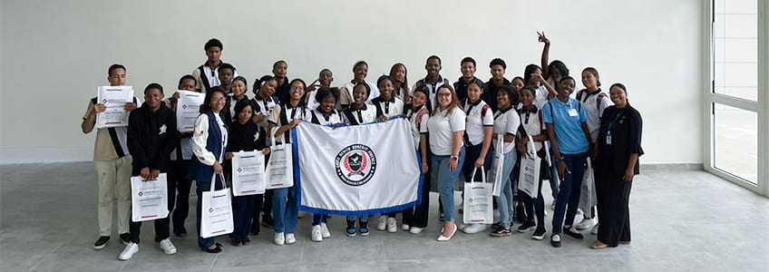 Alumnos del Liceo Benito Jiménez visitan el campus de UNIROMANA