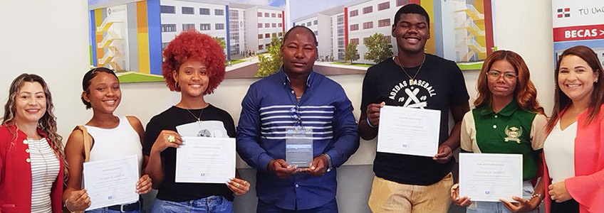 UNIROMANA entrega un premio al equipo ganador de la Liga Nacional de Debate Escolar 2025