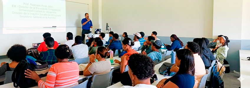 UNIROMANA reflexiona sobre la ética en la Inteligencia Artificial junto al profesor venezolano Robinson Rivas