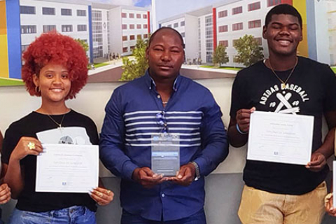 UNIROMANA entrega un premio al equipo ganador de la Liga Nacional de Debate Escolar 2025