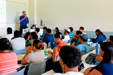 UNIROMANA reflexiona sobre la ética en la Inteligencia Artificial junto al profesor venezolano Robinson Rivas